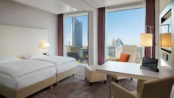 Premium Zimmer - obere Etagen mit Blick auf Augustusplatz | Zimmersafe, Schreibtisch, laptopgeeigneter Arbeitsplatz