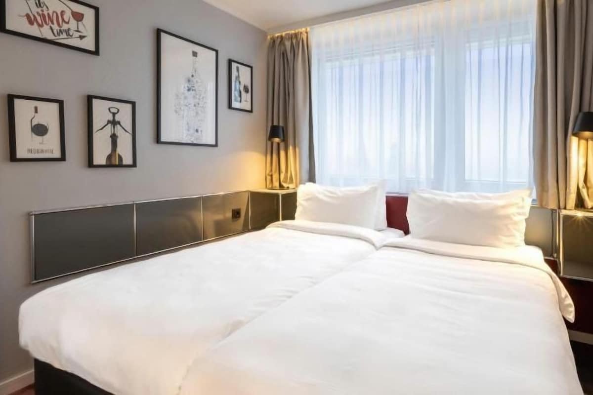 Premium bedding, in-room safe, desk, laptop workspace