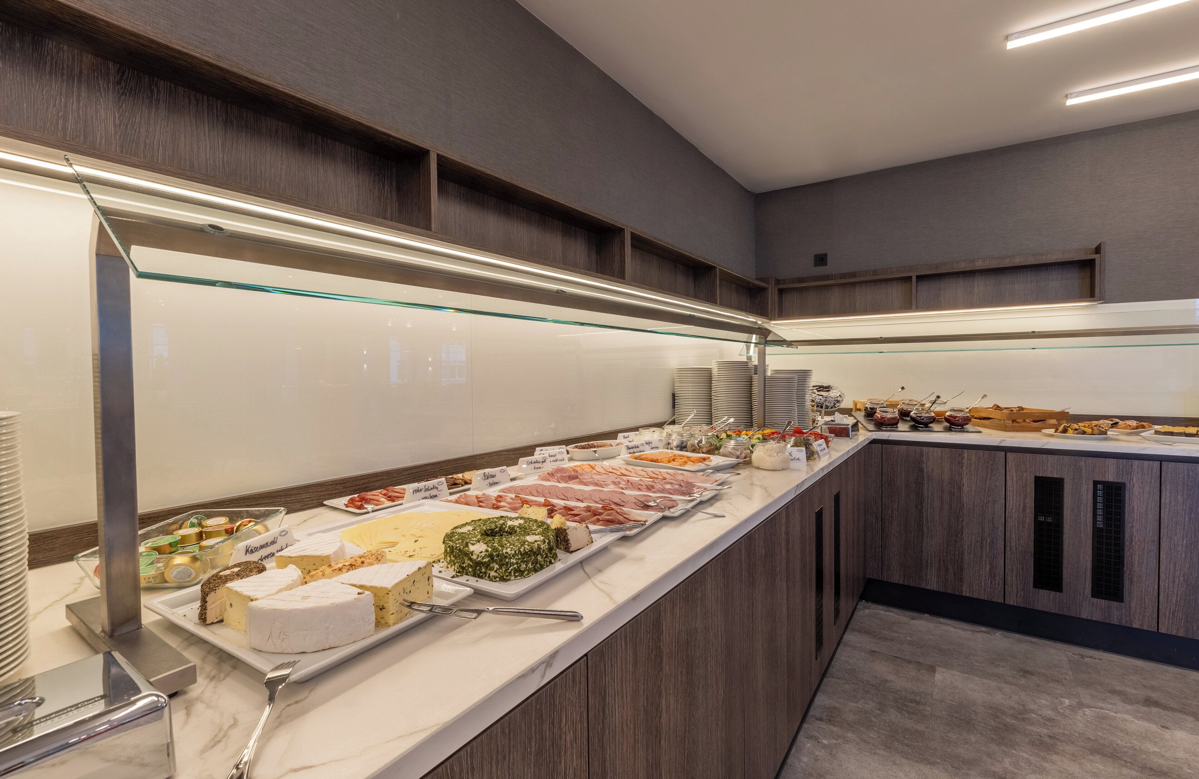 Ein Buffet mit verschiedenen Speisen und einer Glastheke.