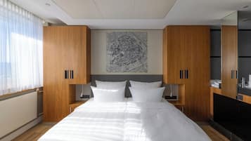 Una habitación de hotel moderna con una cama grande, un armario de madera y una obra de arte con vistas a la ciudad.