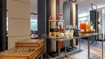 Petit déjeuner buffet (21 EUR par personne)