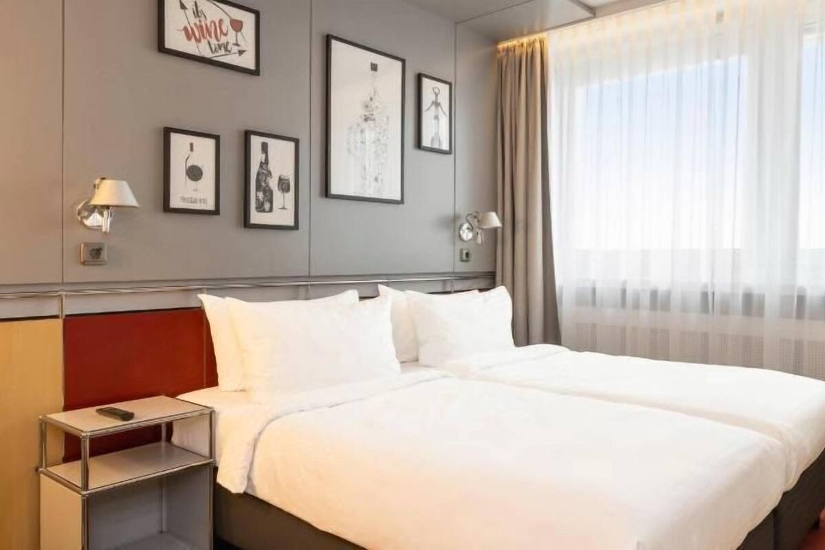 Ropa de cama de alta calidad y caja de seguridad en la habitación
