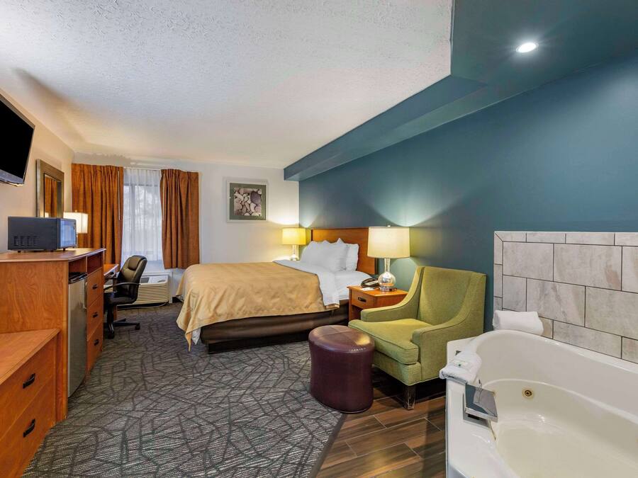 Camera Standard, 1 letto king, non fumatori | Una scrivania, postazione laptop, tende oscuranti, ferro/asse da stiro