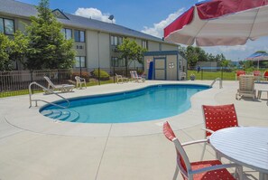 Una piscina al aire libre de temporada (de 09:30 a 22:00), sombrillas