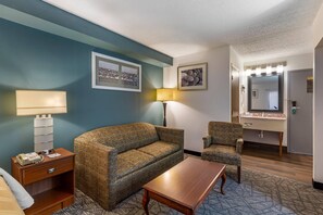 Desk, laptop workspace, blackout curtains, iron/ironing board - Quality Inn Austintown - Youngstown West (Austintown)