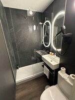 Ducha, artículos de tocador ecológicos, secador de pelo, toallas