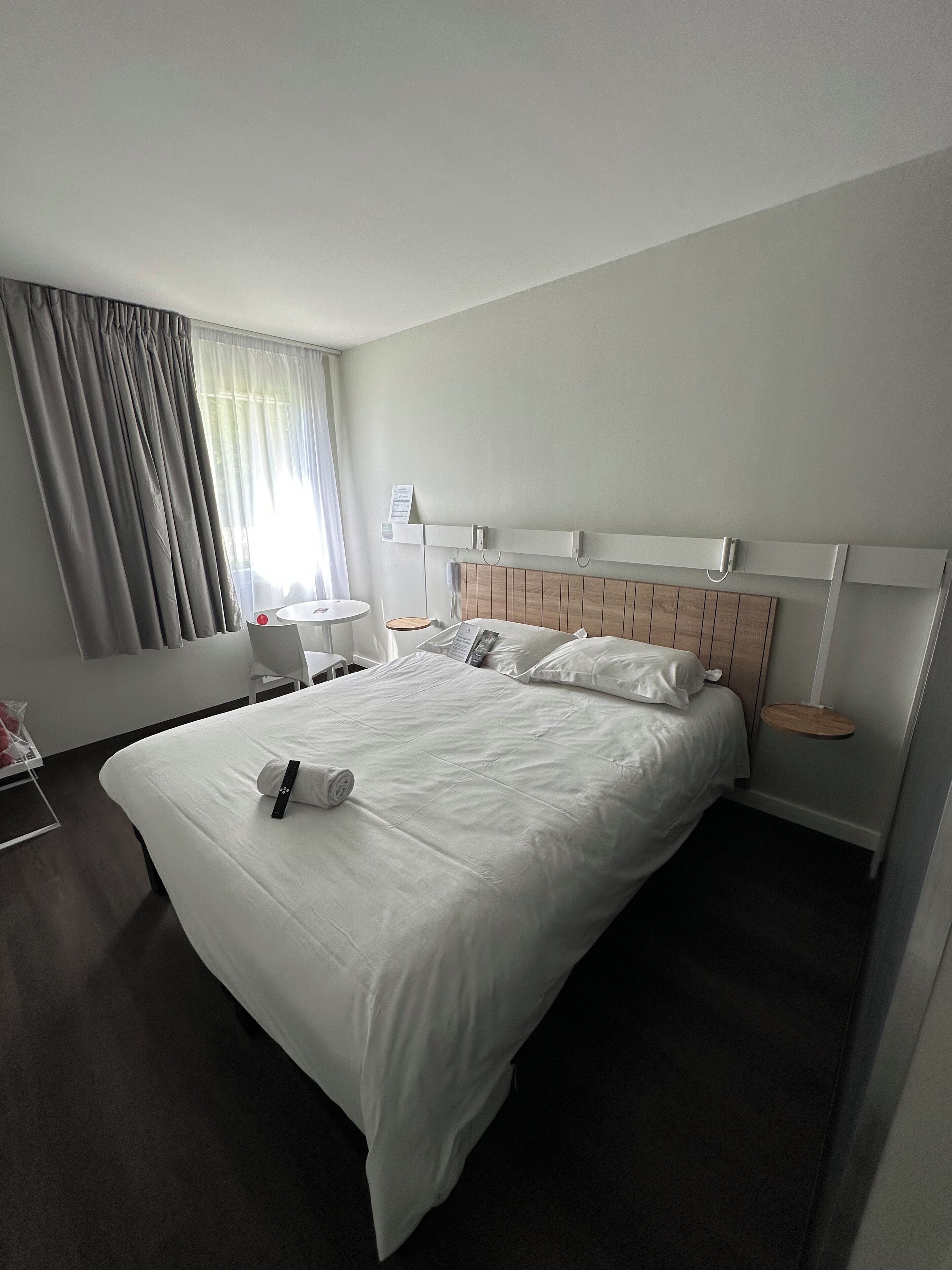 Standard Room, 1 Double Bed | In-room safe, desk, blackout drapes, soundproofing