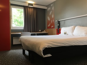 Standard Room, 1 Double Bed | In-room safe, desk, blackout curtains, soundproofing