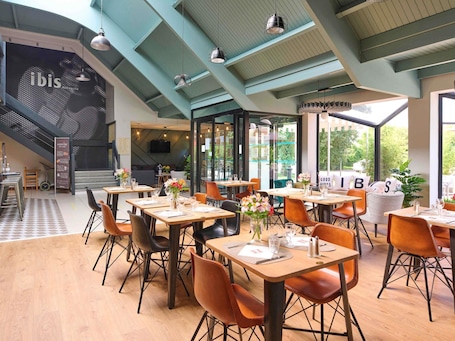 Se sirven cenas y cocina regional, restaurante con mesas al aire libre . Hôtel ibis Abbeville