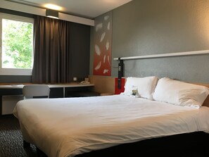 Standardzimmer, 1 Doppelbett | Zimmersafe, Schreibtisch, Verdunkelungsvorhänge, schallisolierte Zimmer