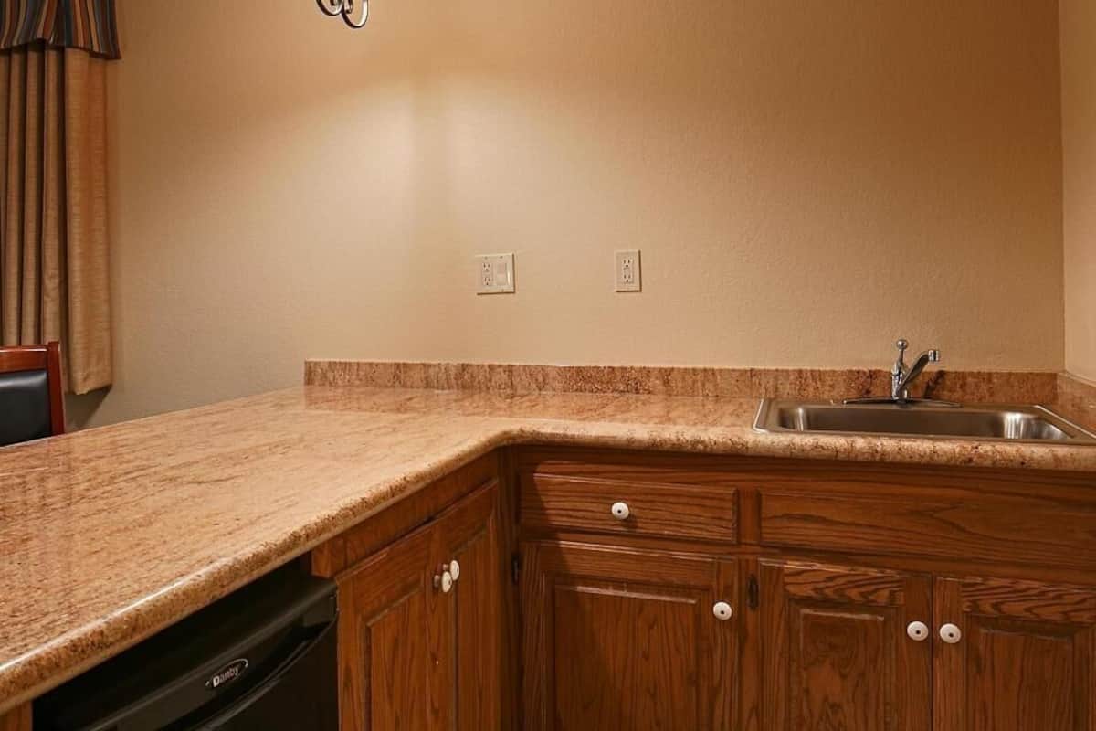 Eigene Küche | Kühlschrank, Wasserkocher mit Kaffee-/Teezubehör