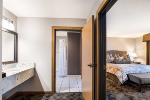Suite, 1 King Bed, Non Smoking, Kitchen | Bathroom | Combined shower/tub, eco-friendly toiletries, hair dryer, towels