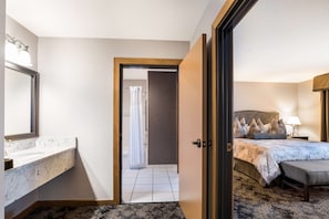 Suite, 1 King Bed, Non Smoking, Kitchen | Bathroom | Combined shower/tub, eco-friendly toiletries, hair dryer, towels