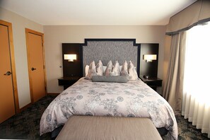 Desk, laptop workspace, blackout drapes, iron/ironing board - Best Western Windsor Inn (Ashland)