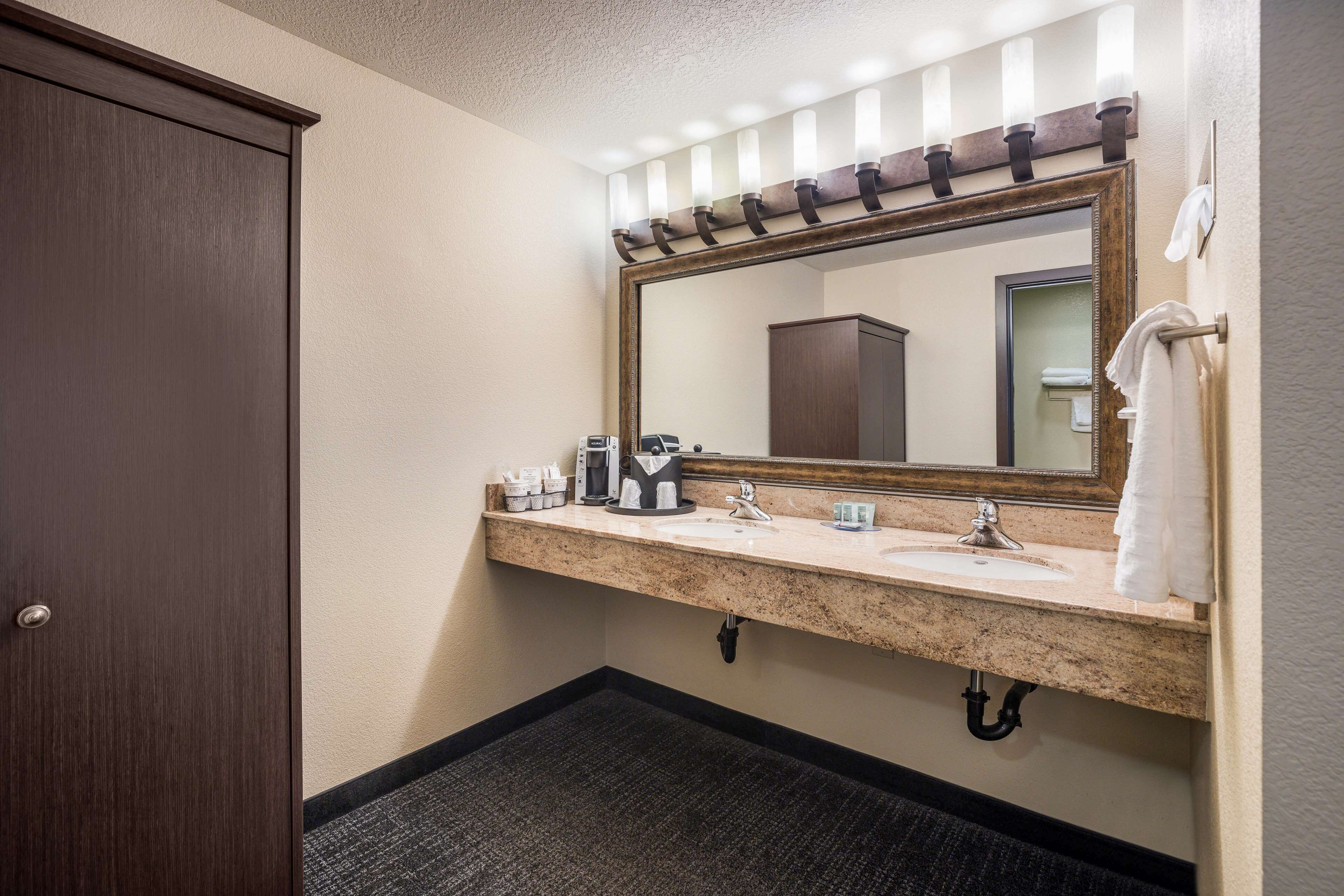 combined shower/bathtub, eco-friendly toiletries, hair dryer, towels