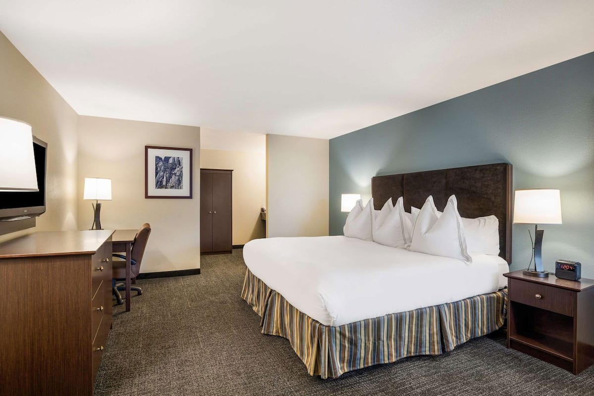 Schreibtisch, laptopgeeigneter Arbeitsplatz, Verdunkelungsvorhänge