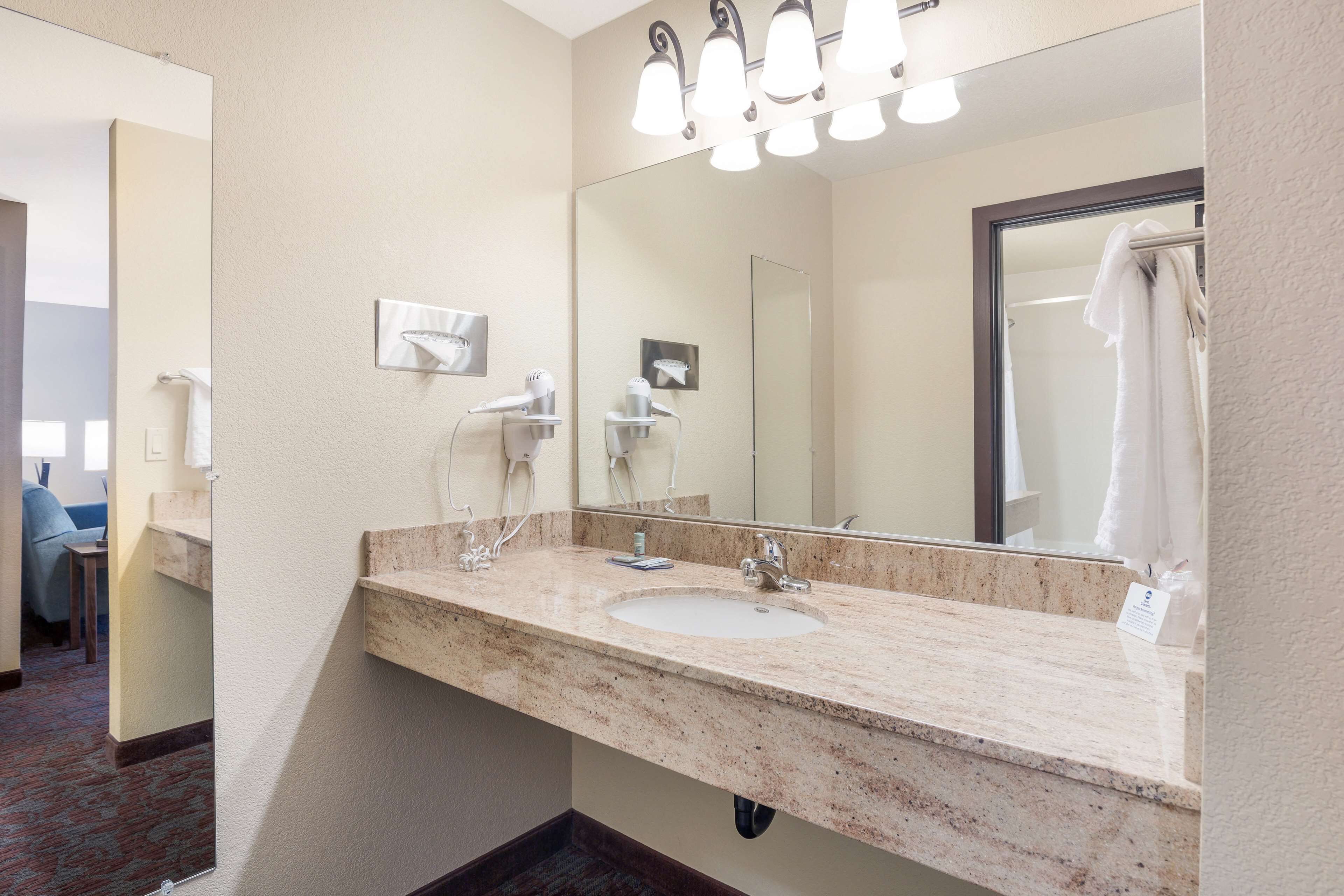 combined shower/bathtub, eco-friendly toiletries, hair dryer, towels