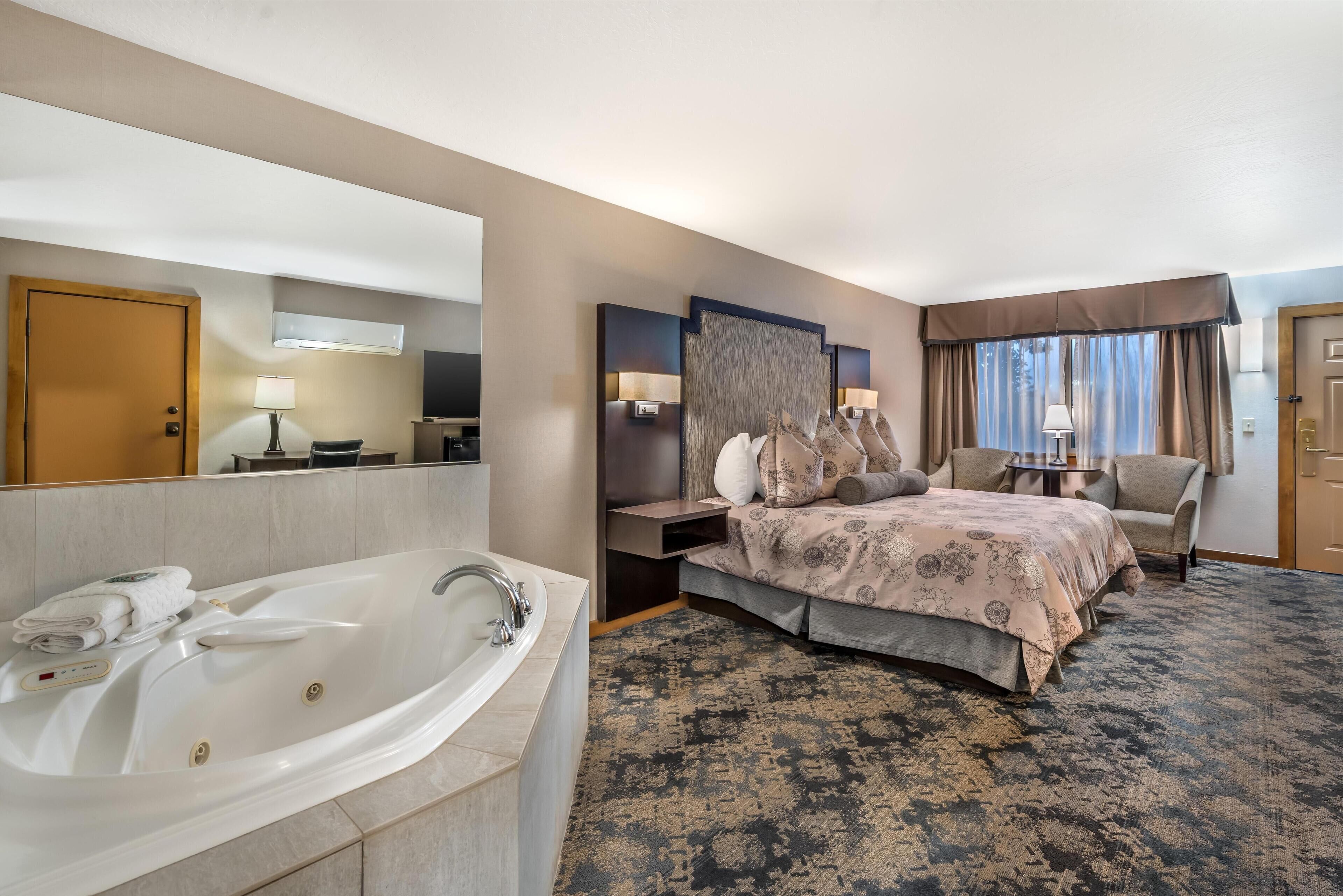 套房, 1 張特大雙人床, 非吸煙房, 按摩浴缸 | 書桌、筆電工作空間、遮光布/窗簾、熨斗/熨衣板