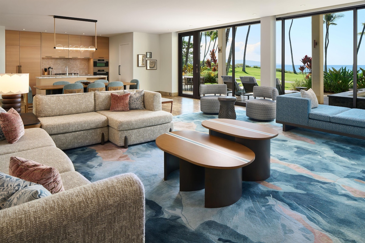 Een moderne woonkamer met een hoekbank, een salontafel en een eethoek met stoelen.