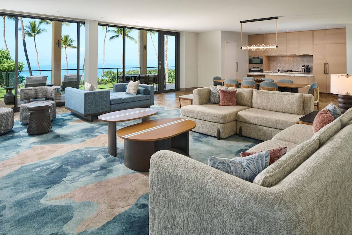 4 Bedroom Villa, Oceanfront (3 King and 1 Queen Bed) | Living area | 40-inch TV with cable channels, pay movies