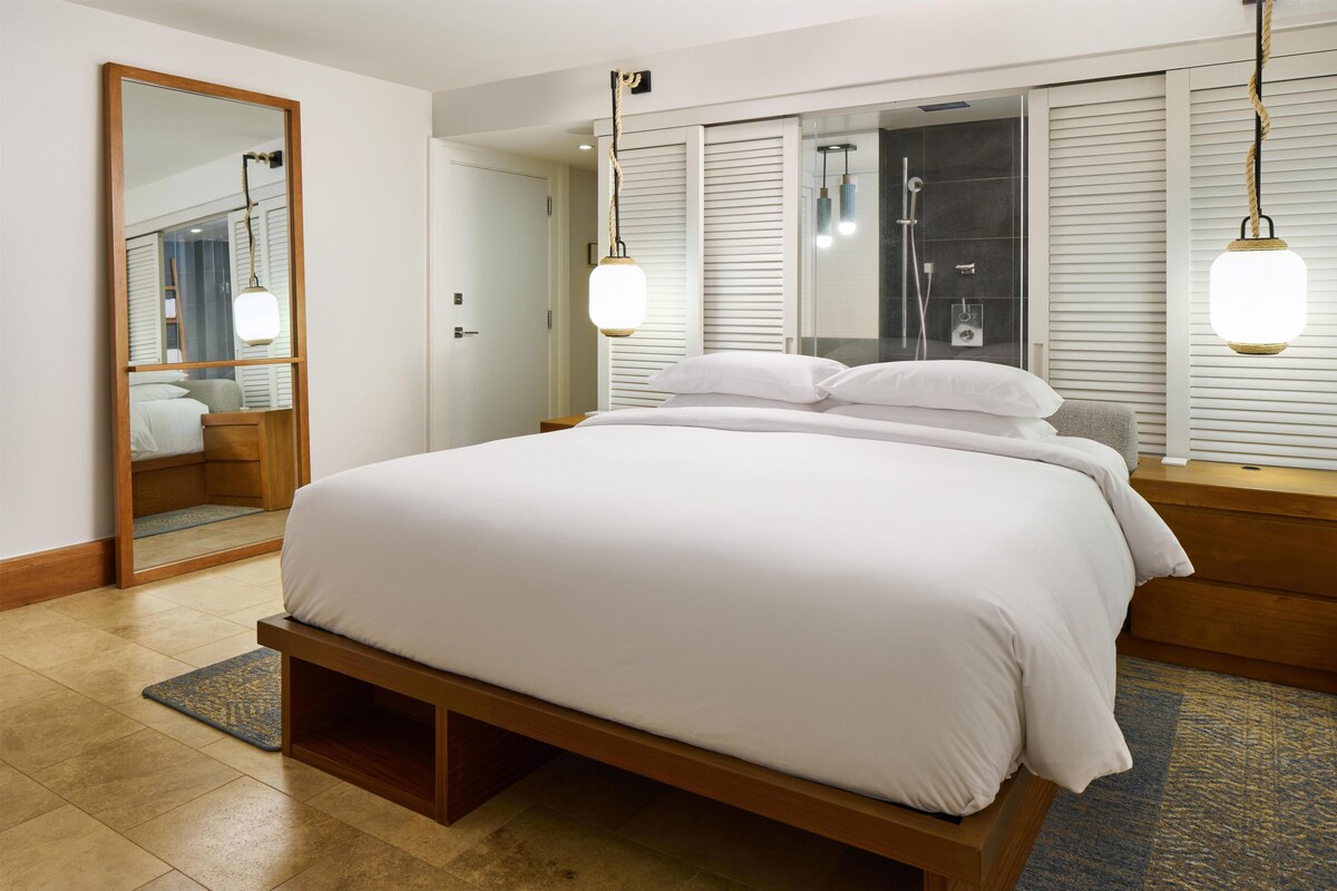 Premium bedding, down duvets, free minibar items, in-room safe