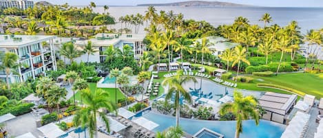 5 piscinas al aire libre, camas de piscina con cargo, sombrillas