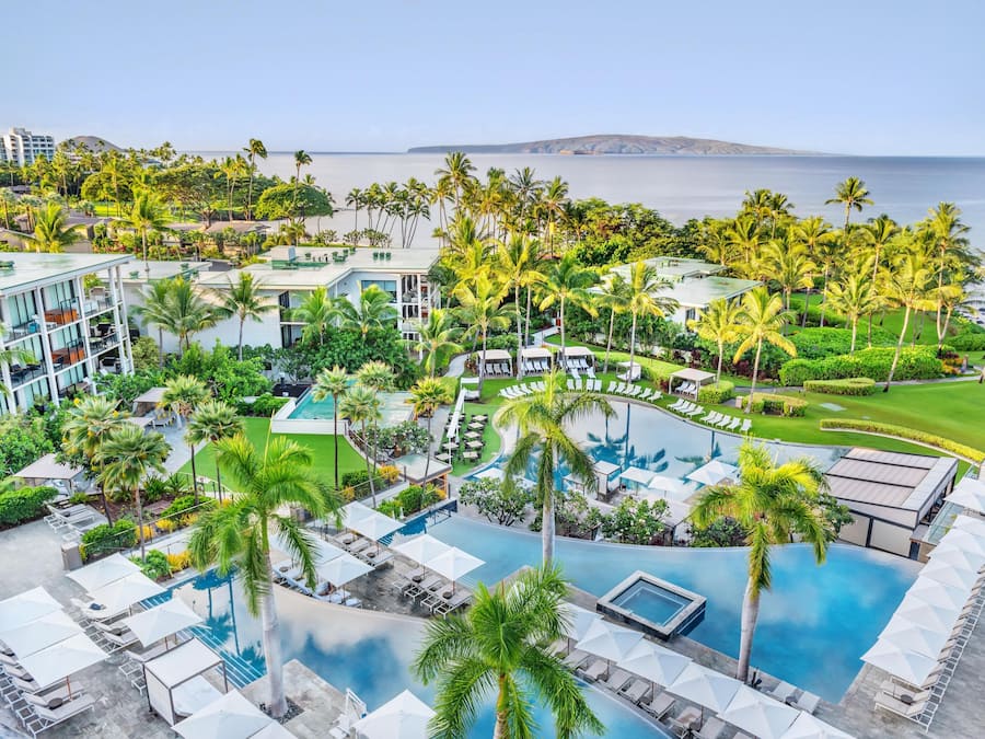 5 utendørsbassenger, bassengtelt (mot betaling) og bassengparasoller