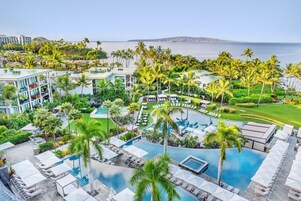 5 piscinas al aire libre, camas de piscina con cargo, sombrillas