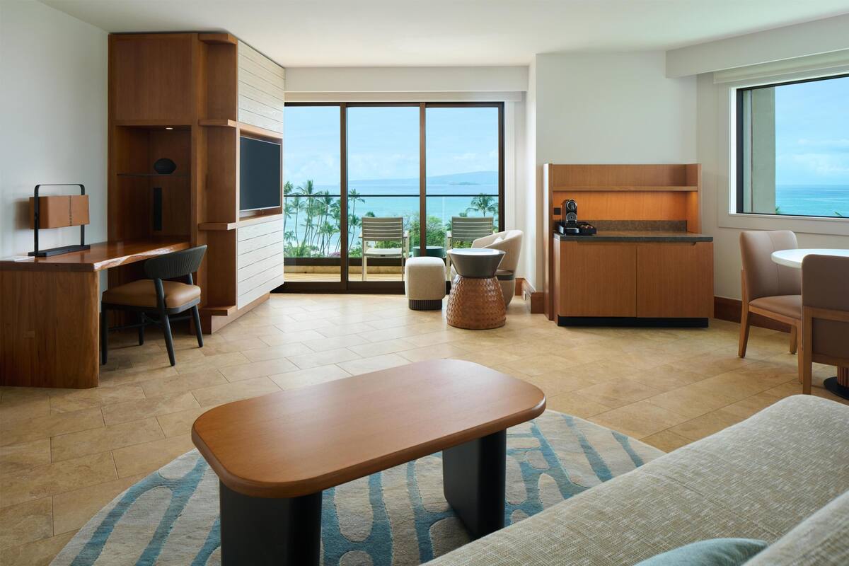 Andaz, ห้องดีลักซ์สวีท, วิวทะเล | บริเวณนั่งเล่น | ทีวี 40 นิ้ว พร้อมช่องเคเบิล, ภาพยนตร์แบบจ่ายต่อเรื่อง