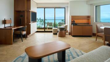 Andaz, Suite Deluxe, vista al océano | Área de sala de estar | Televisión de 40 pulgadas con canales por cable y películas con cargo