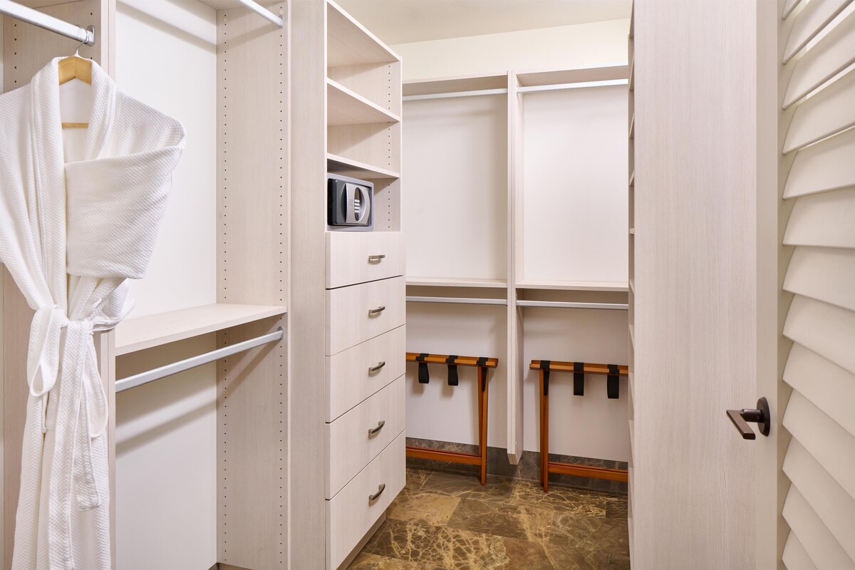 Premium bedding, down duvets, free minibar items, in-room safe
