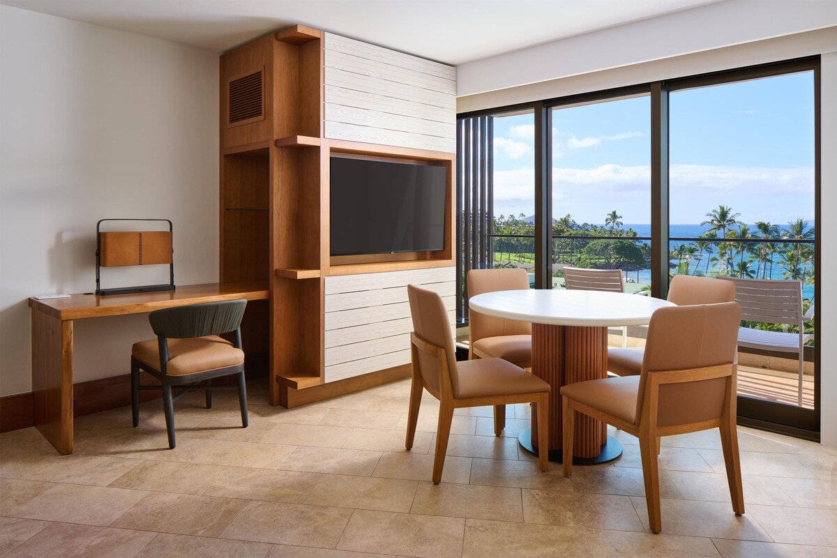 Premium bedding, down duvets, free minibar items, in-room safe