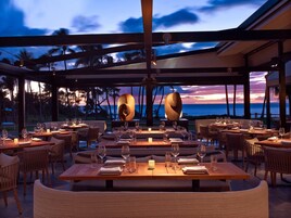 4 restaurants; breakfast, lunch, and dinner served