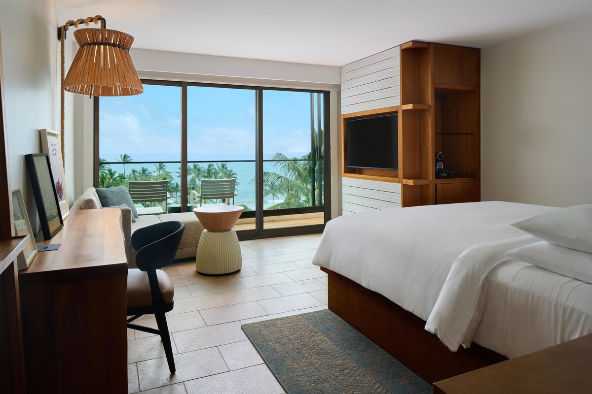 Premium bedding, down duvets, free minibar items, in-room safe