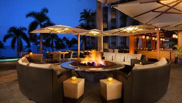 2 bars/lounges, 2 poolside bars