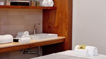 Couples treatment rooms, sauna, hot tub, steam room, body treatments