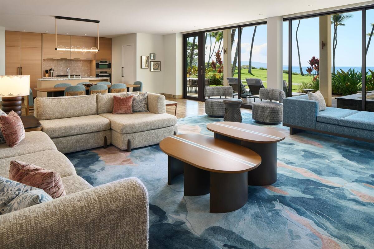 3 Bedroom Villa, Oceanfront (2 King and 2 Queen Bed) | ห้องนั่งเล่น | ทีวี 40 นิ้ว พร้อมช่องเคเบิล, ภาพยนตร์แบบจ่ายต่อเรื่อง