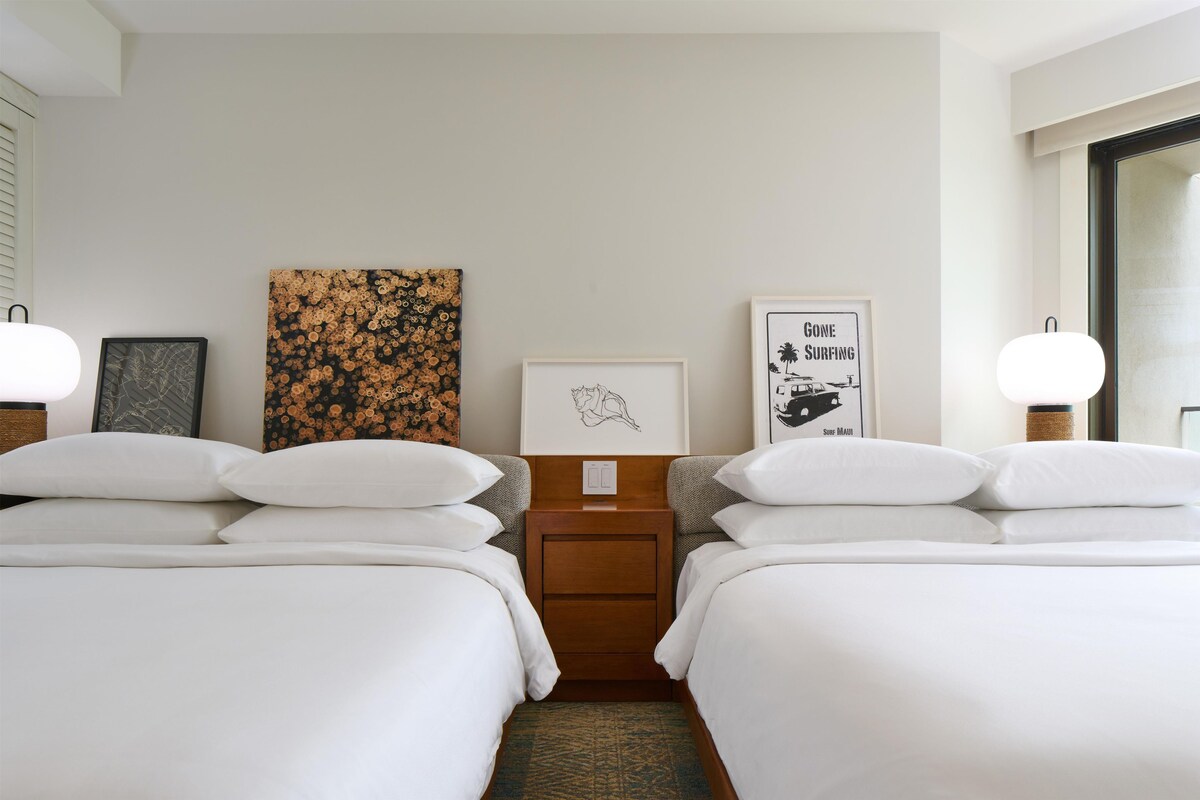 Premium bedding, down duvets, free minibar items, in-room safe