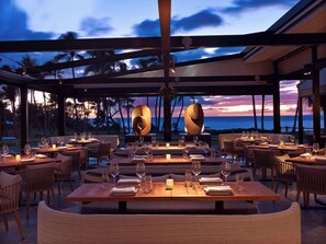 4 개의 레스토랑, 아침 식사, 점심 식사, 저녁 식사 제공(퓨전 요리)