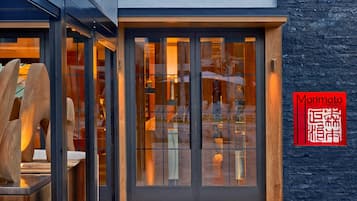 4 restaurants; breakfast, lunch, and dinner served