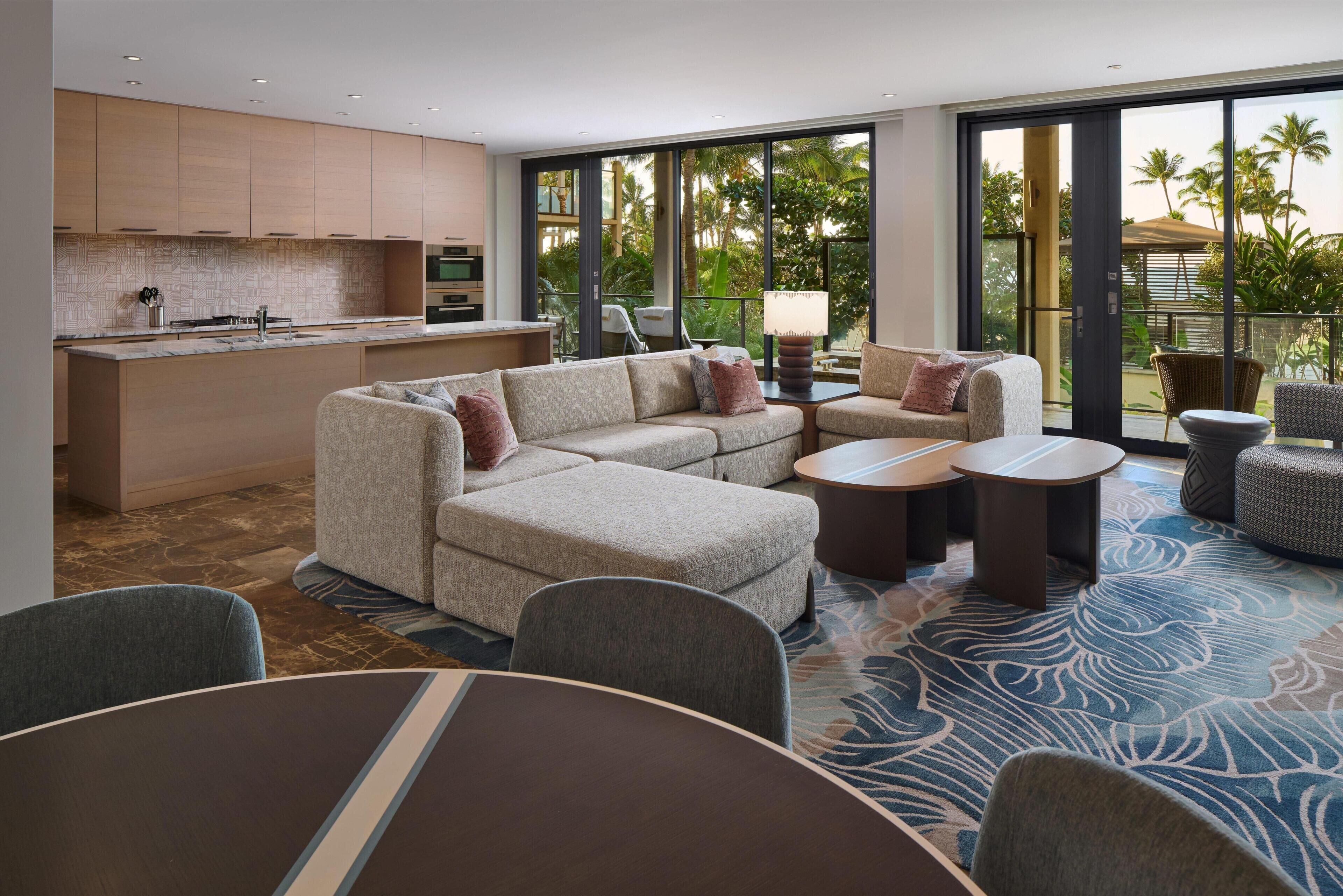 3 Bedroom Villa, Garden View (2 King and 2 Queen Bed) | Vardagsrum | 40-tums tv med kabelkanaler och betalfilmer