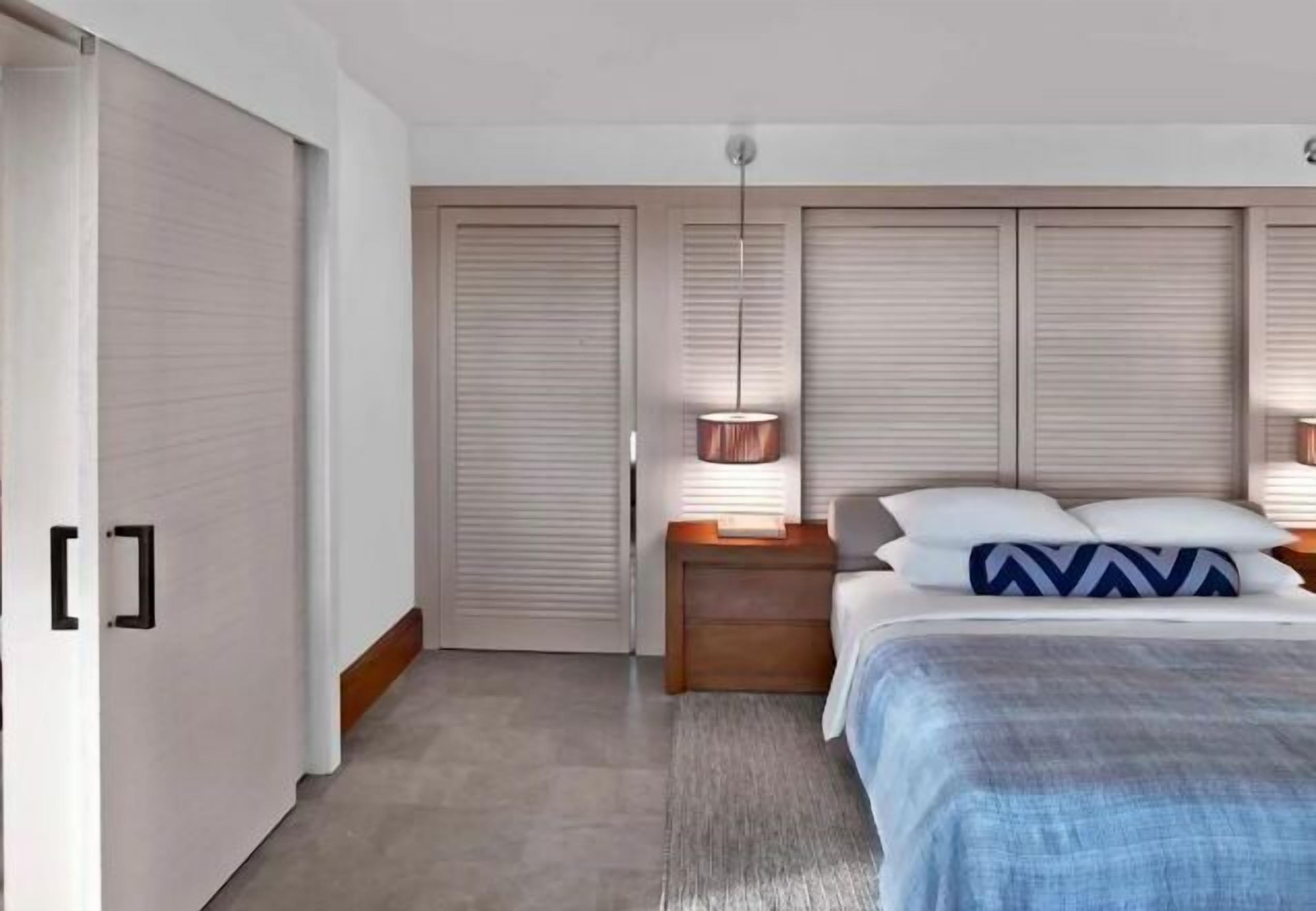 Premium bedding, down comforters, free minibar items, in-room safe