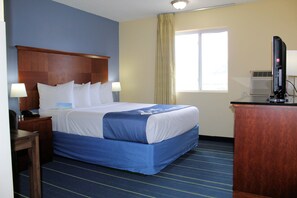 Desk, blackout curtains, iron/ironing board, free cots/infant beds - Days Inn & Suites by Wyndham Gunnison (Gunnison)