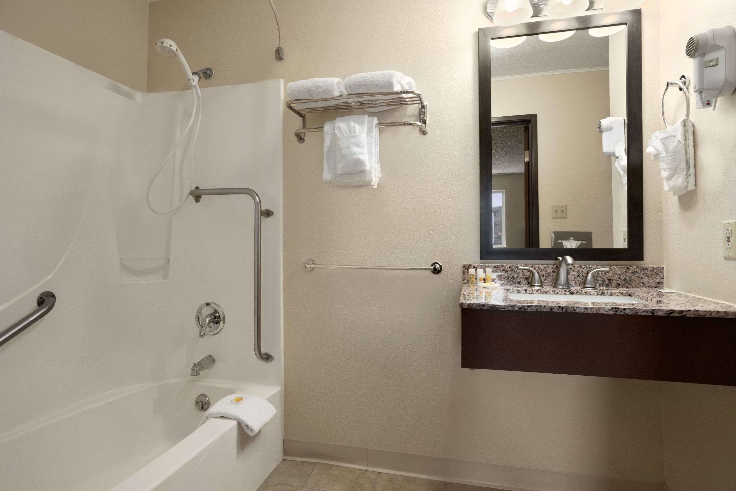 room, 1 king bed, accessible, non smoking | bathroom | combined shower/bathtub, eco-friendly toiletries, hair dryer, towels