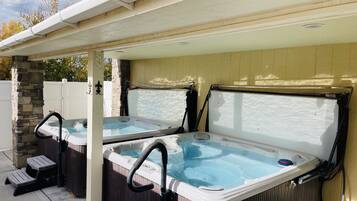 Banyera d'hidromassatge a l'aire lliure