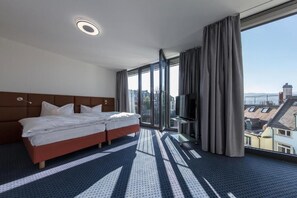 Hypo-allergenic bedding, minibar, in-room safe, desk