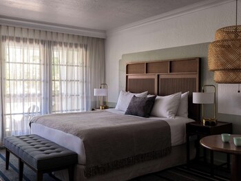 Frette Italian sheets, premium bedding, down comforters, minibar at The Scott Resort & Spa 