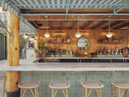Bar junto a la piscina