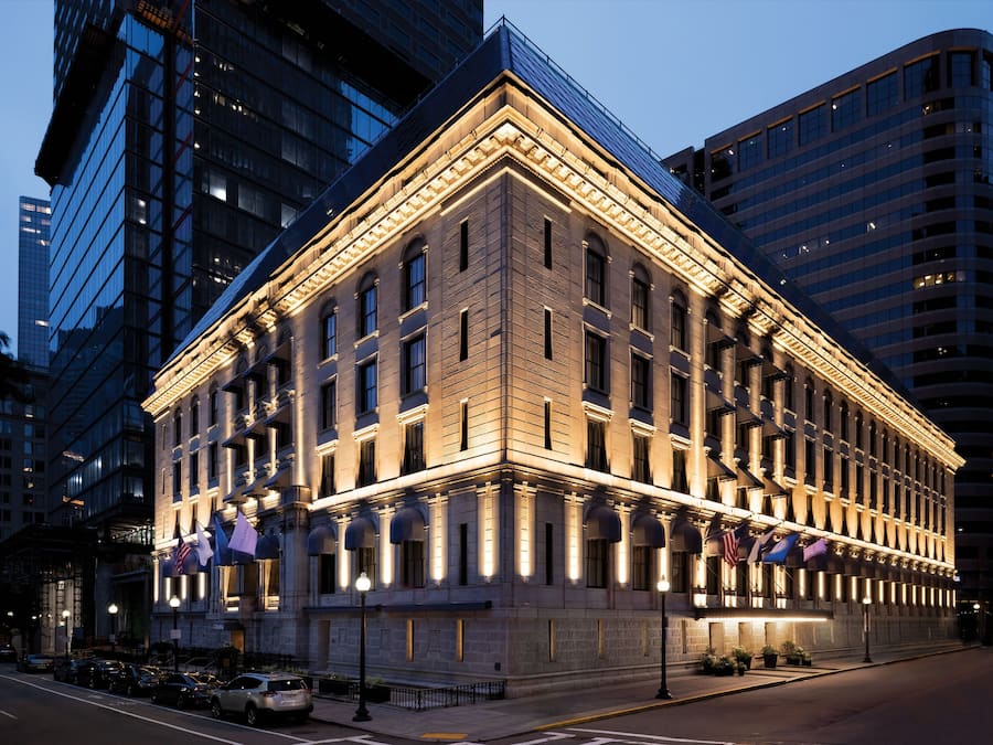 Un edificio storico con una facciata classica, ampie finestre e un ingresso imponente.