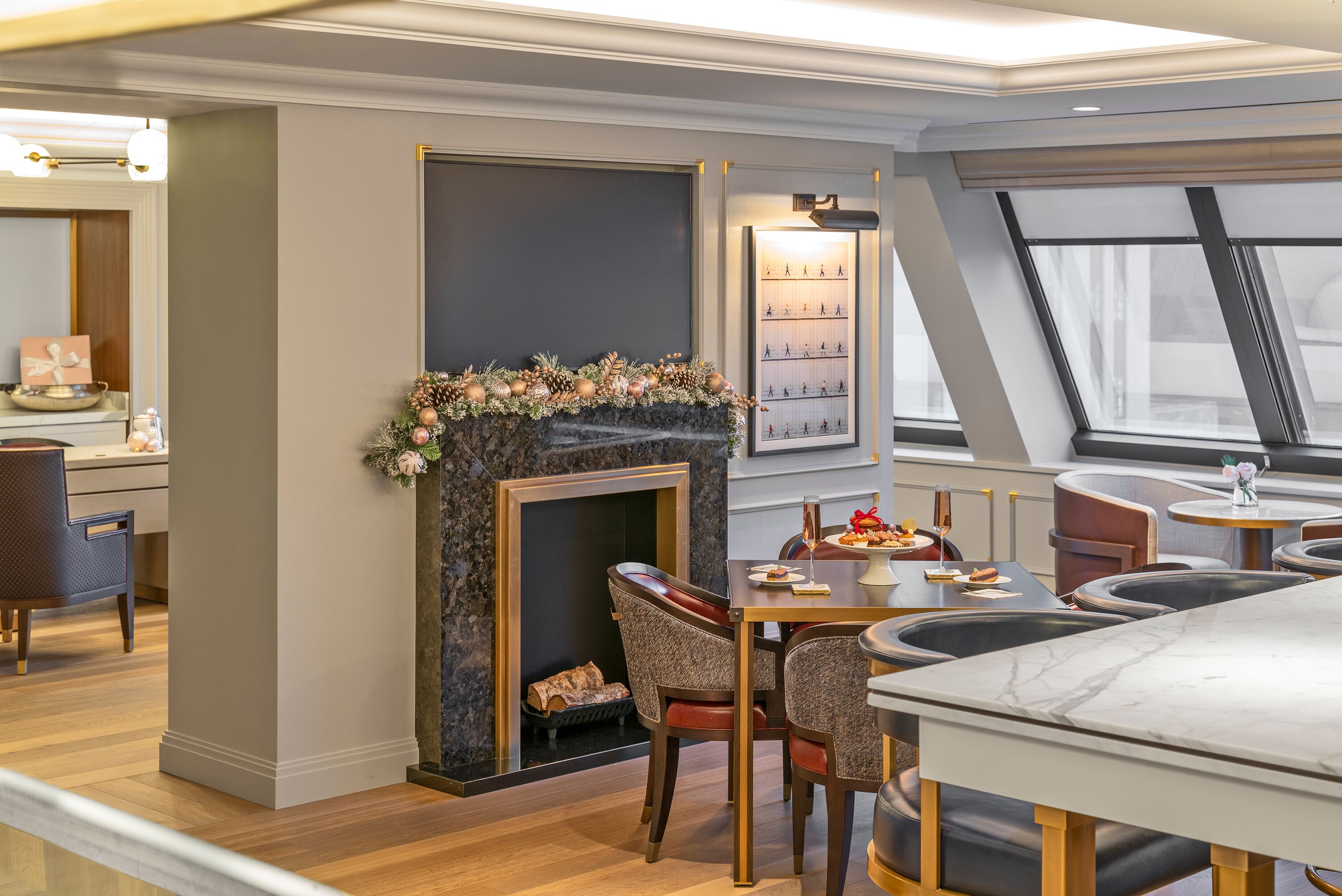 Un área de comedor moderna con chimenea, sillas de madera y una mesa.